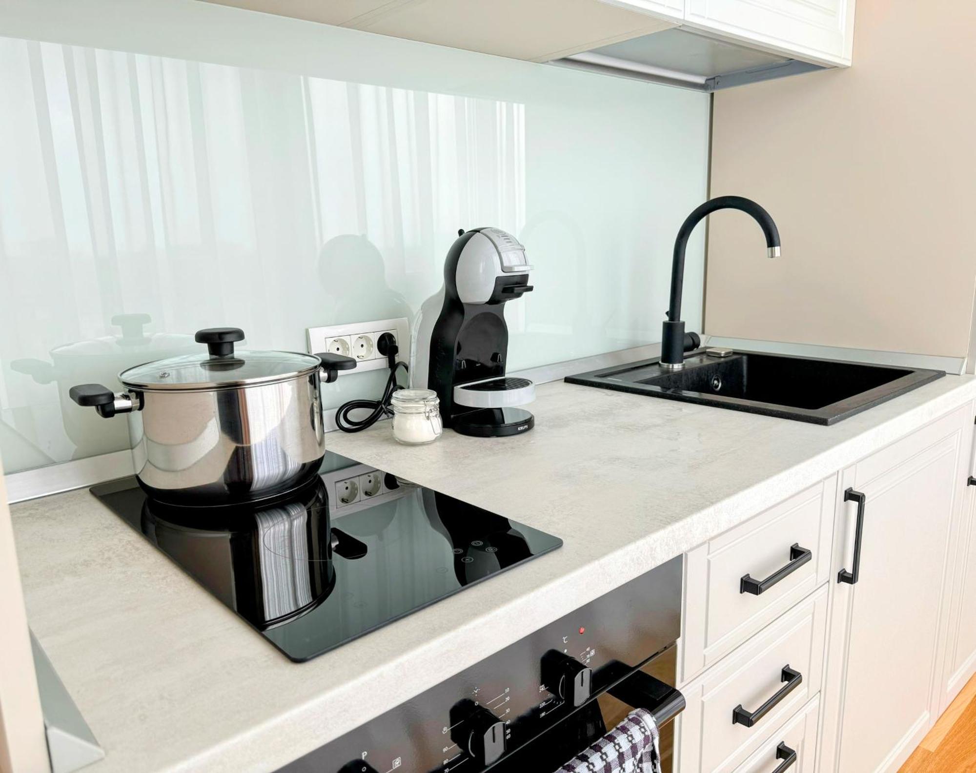Stylish Apartment Getaway With Self Check-In And Free Parking Lot Арад Экстерьер фото